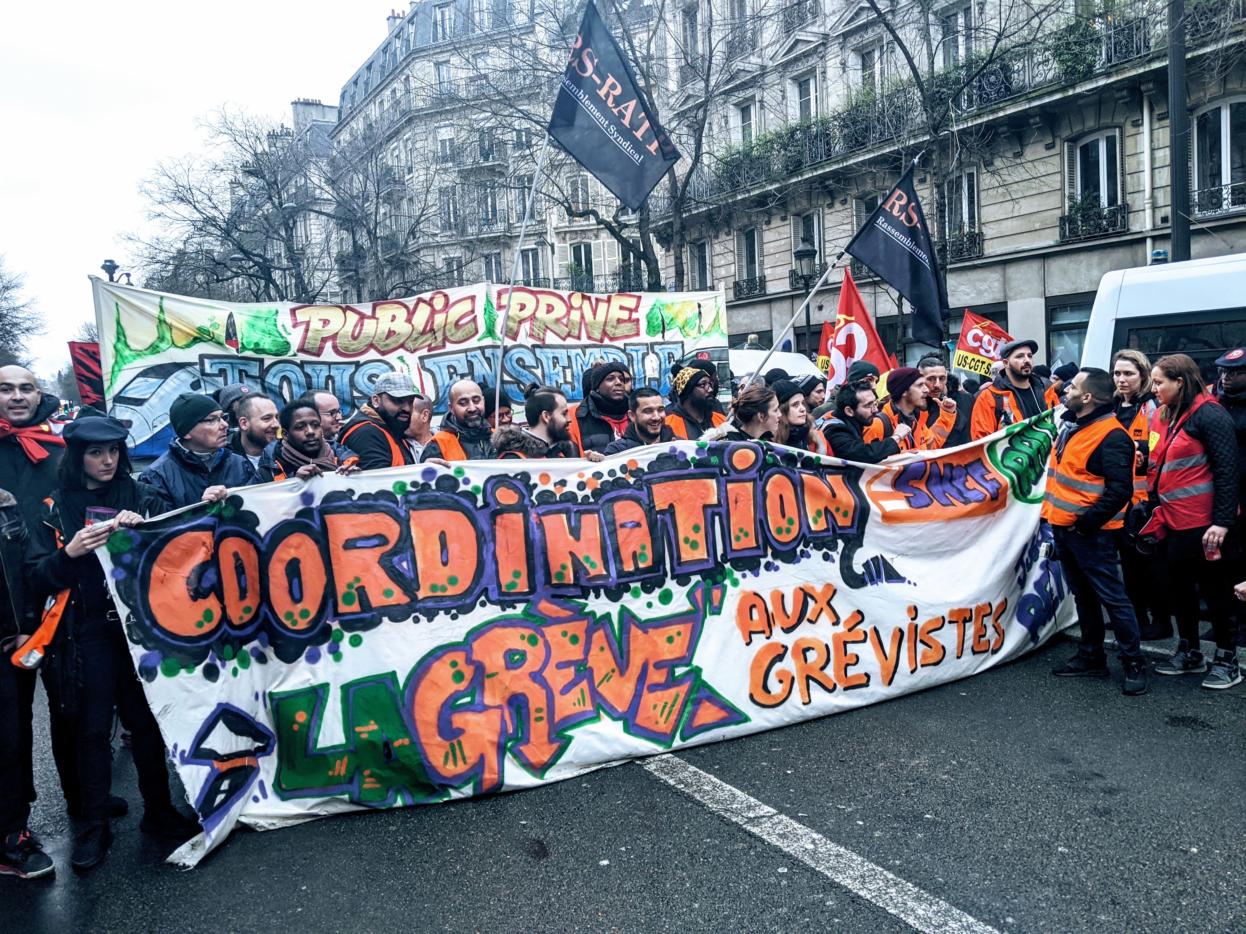 "La grève aux grévistes": the rank-and-file railworkers contingent marches behind their banner, "the strike to the strikers".